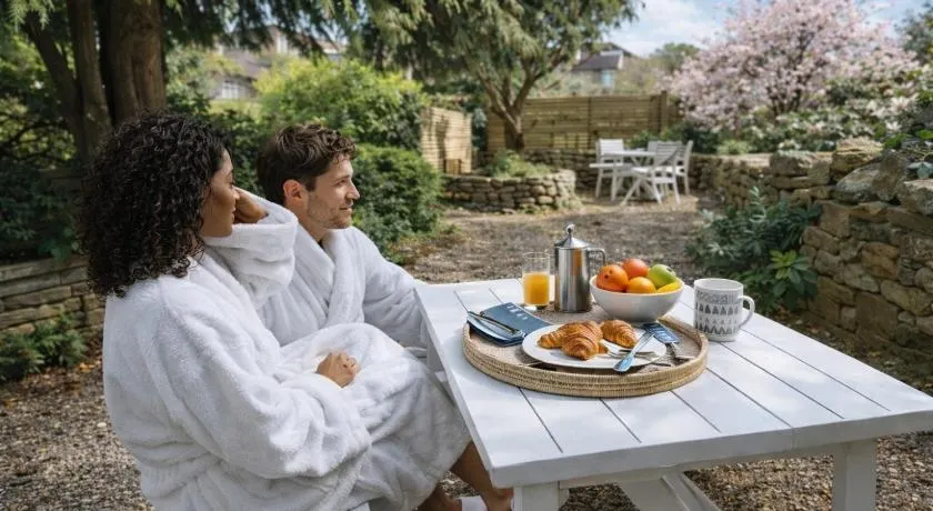 Heron Stays Bath- Boutique Period Properties, 7 Bedrooms, Parking for 4 Cars, Just 3 Miles to Bath Central, Sleeps 15 - Image 1