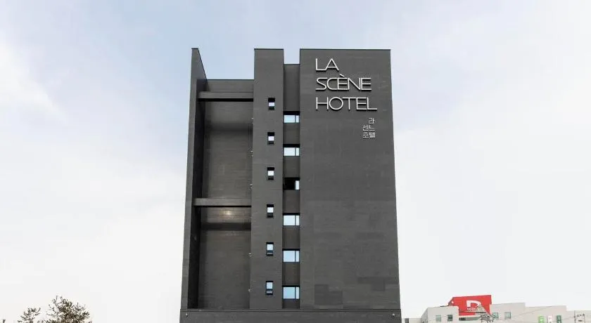 La Scene Hotel - Image 1