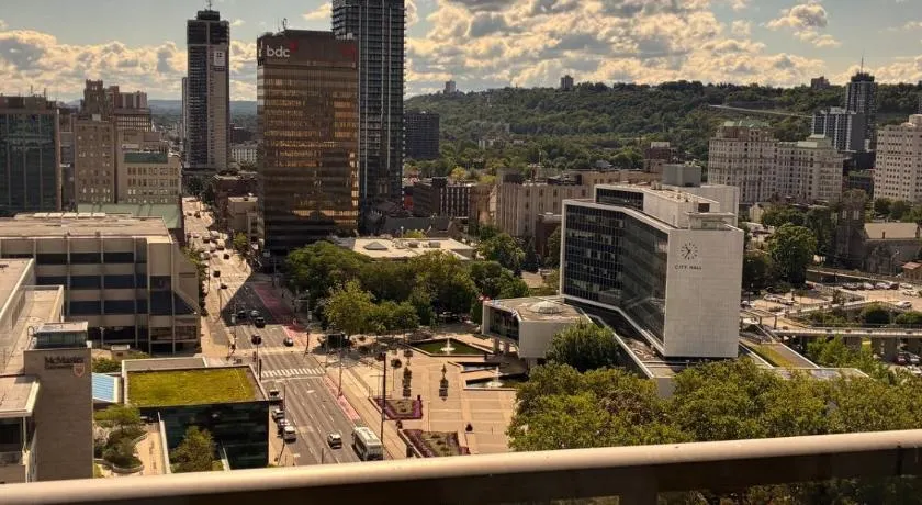 One-Bedroom Apartment with Den With Amazing Views of Hamilton - Image 1