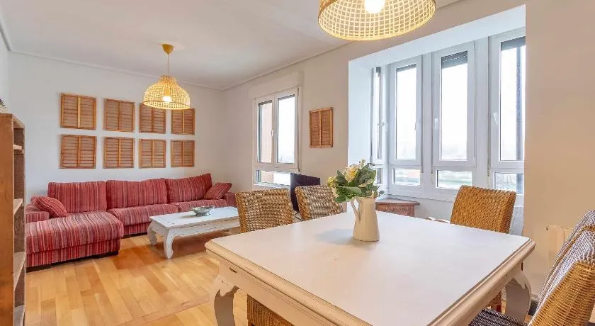 Apartamento KUIA con vistas frontales a la Ría de Bilbao cerca del metro - Image 1