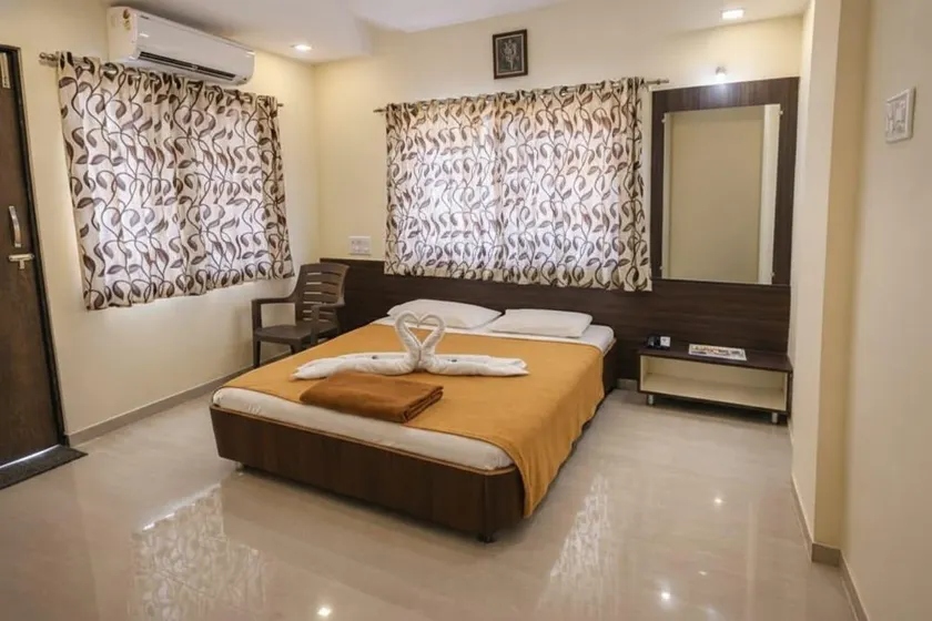 Hotel Sai Neelam - Image 1