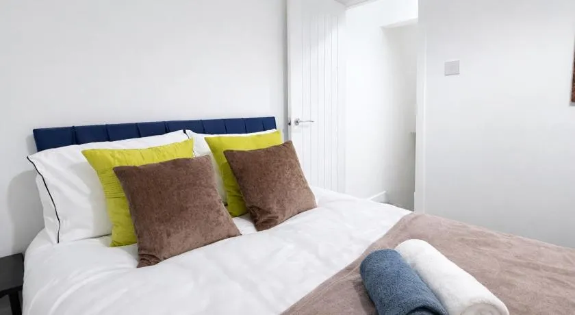 Barnsley Stay l Sleeps 6 l Parking & Fast WIFI - Image 1