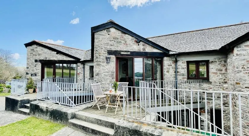 Barnfield - Beautiful Barn, River views, Close to Quay - Image 1