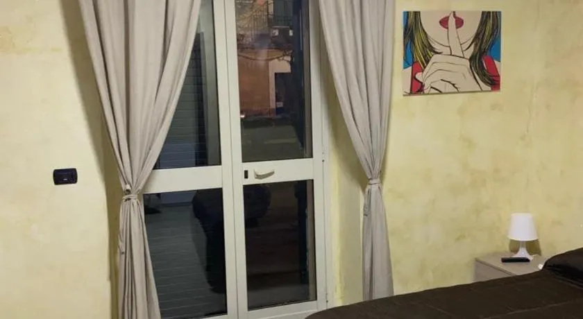 Airport Bedroom House - Image 1