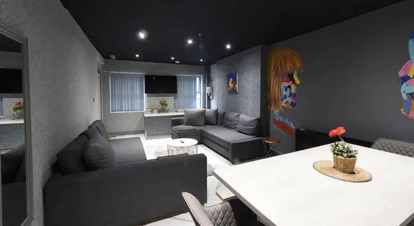 Back Turner Townhouse - Image 1