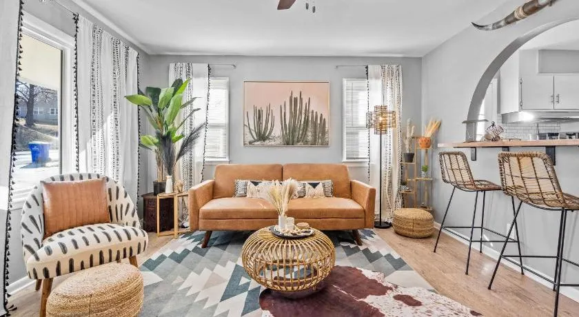 Boho Lounge - Pet Friendly Home Close to I-35 & KC - Image 1