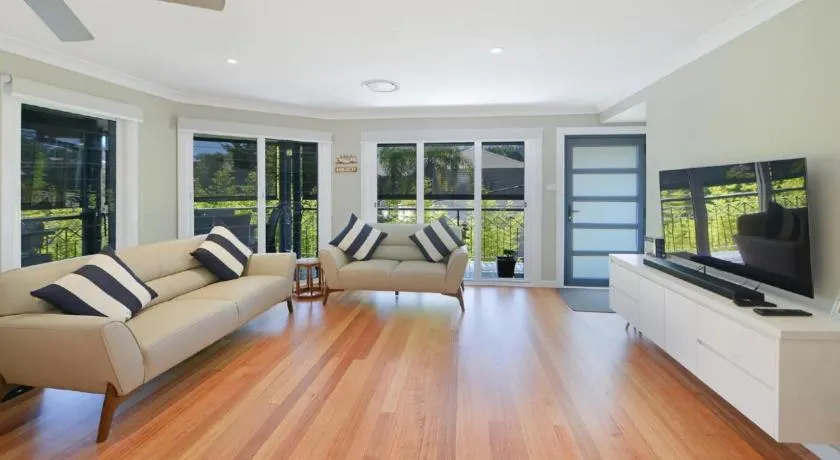 Sunny Time - Light, Bright, Airy & Close To Beach - Image 1