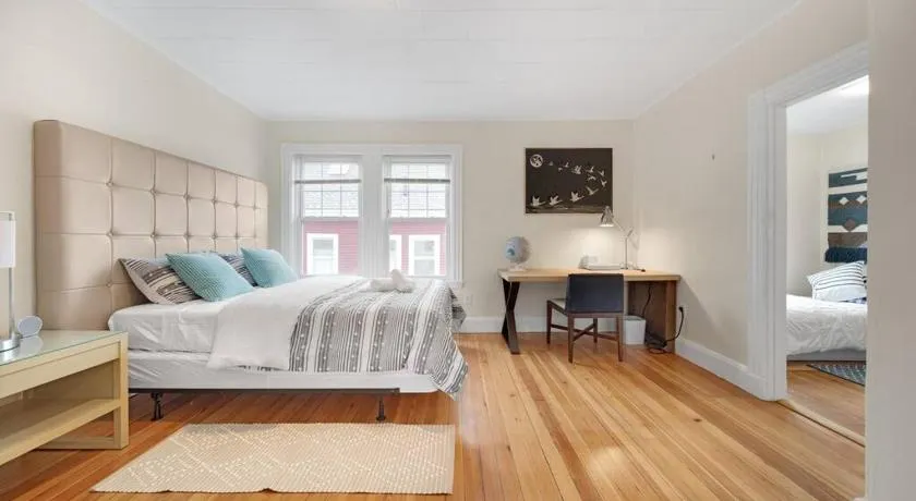 5BR 2BH Bright & Spacious Apt in Brighton - Image 1