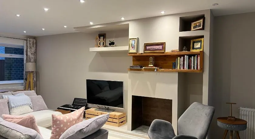 Modern and Cozy Retreat in Abingdon - Oxford- Sleeps 4 in a Quiet Location - Image 1