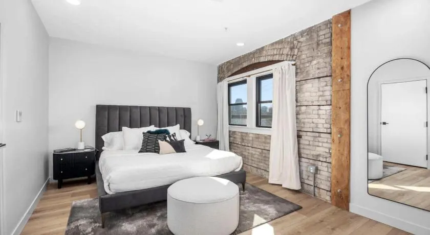 King suite with walking distance to night life - Image 1