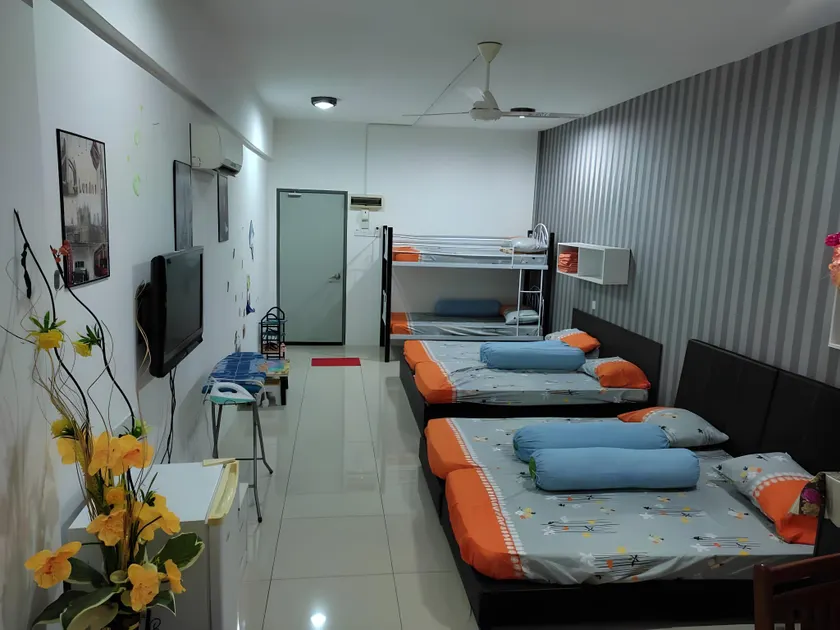 6 single  beds double aircond mountain view  room - Image 1