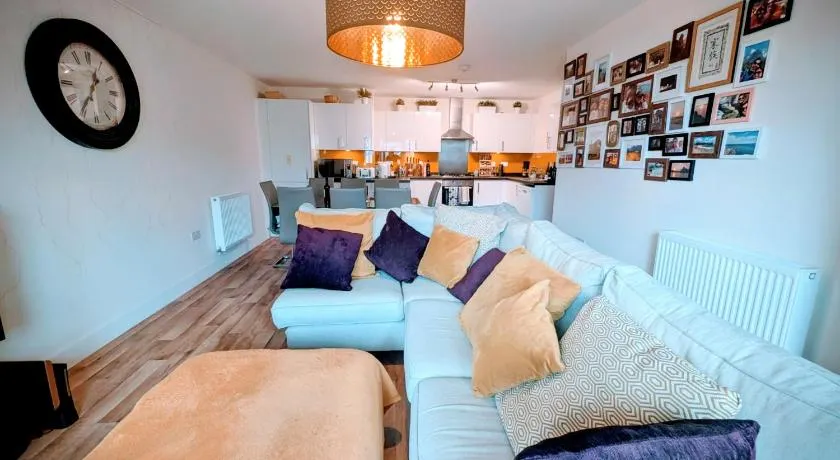 Modern 2 bedroom Flat with Parking Balcony and WiFi - Image 1