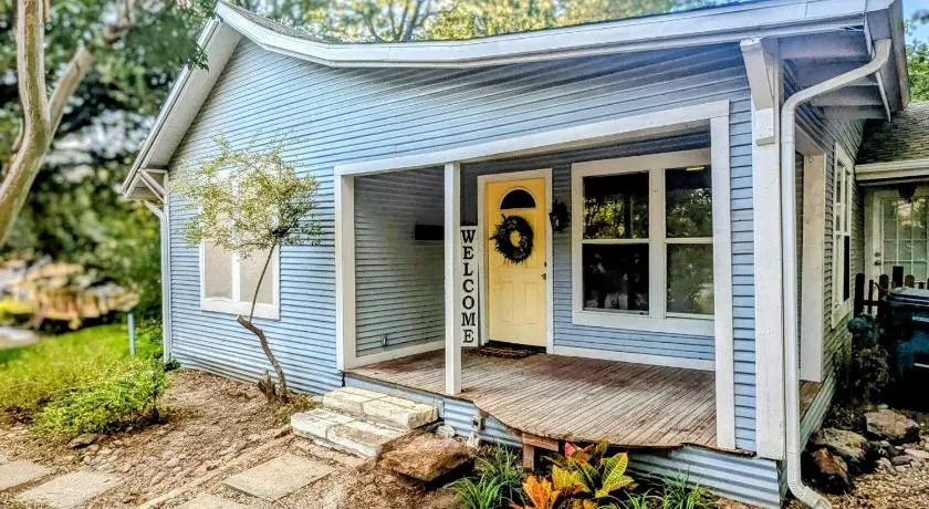 Woodhaven Cottage Downtown McKinney - Image 1