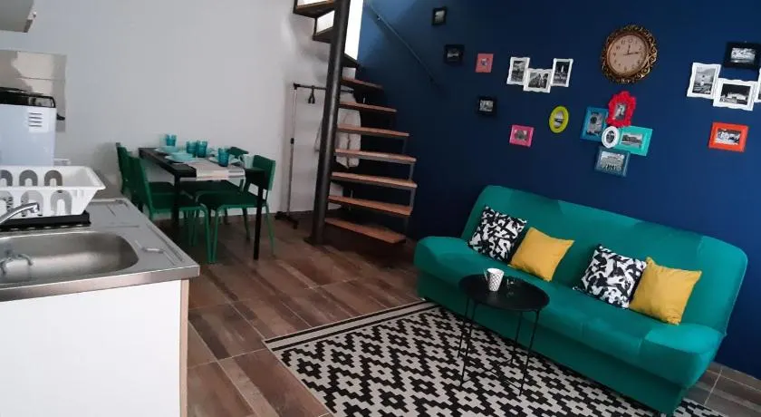 Home away from home with private parking - Image 1