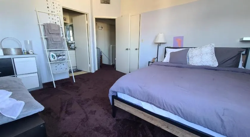 Guest Room in Sherman Oaks with private bathroom and balcony - Image 1