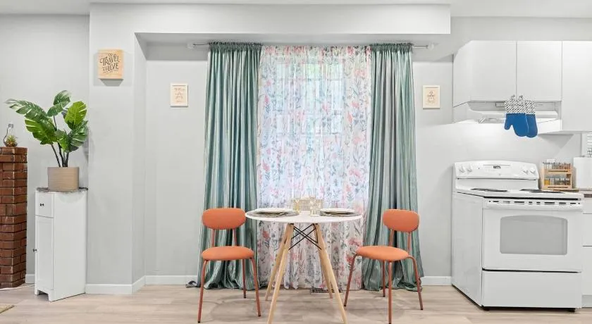 Private Cozy Room with Free Parking - Image 1