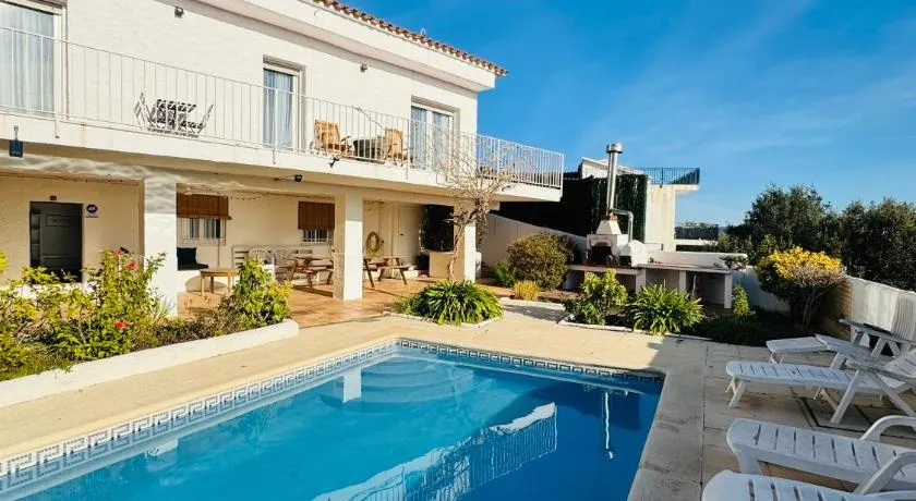 Exclusiva casa con vistas despejadas al mar y piscina privada - Image 1
