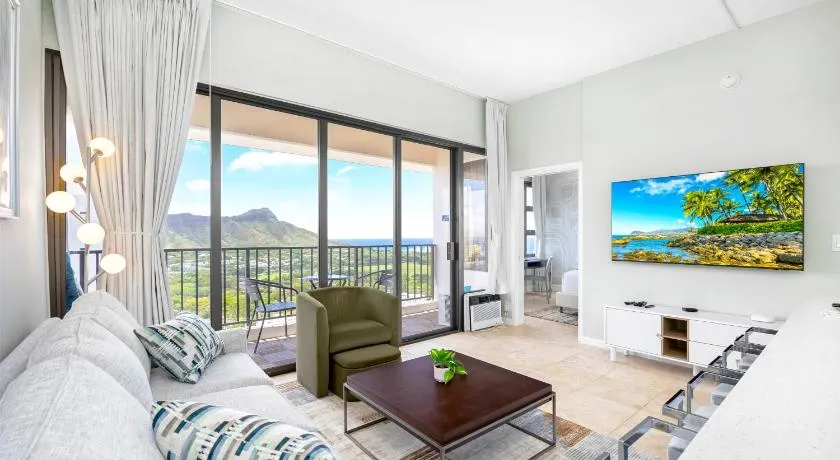 Waikiki condo with Diamond head views & beach access - Image 1