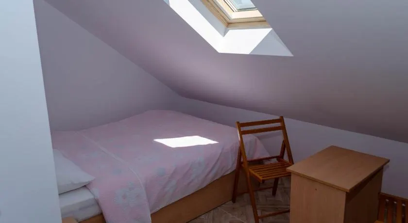 Mansarda mica cu baie proprie - Image 1