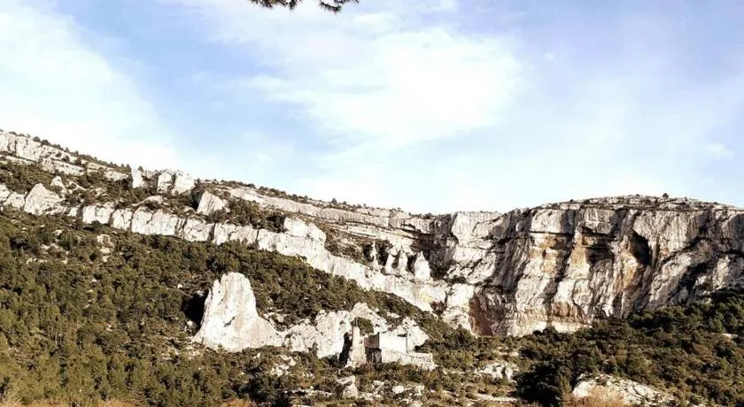 Vue panoramique sur le château,montagne et grottes - Image 1