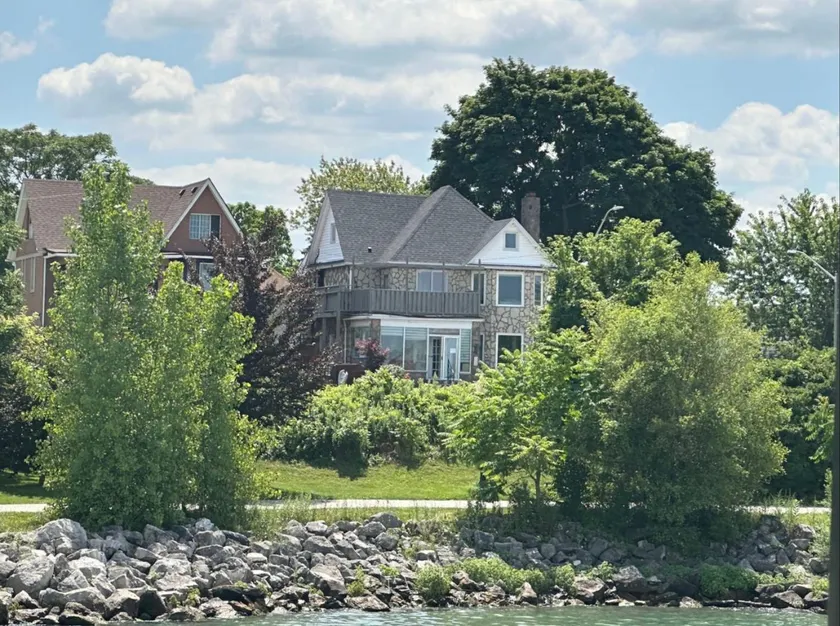 Waterfront Home Windsor ,On, Ca - Image 1