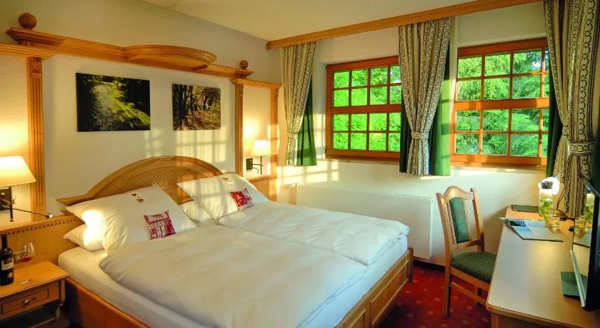 Hotel Alpenhof - ruhige Wohlfühloase zwischen München, dem Fünf-Seenland und den Bergen, in S-Bahnnähe - Image 1