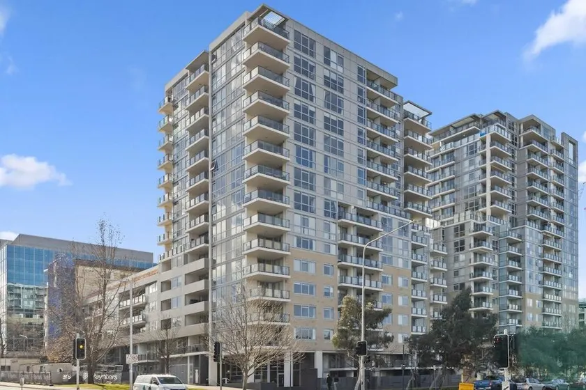 Central Lakeview Apartments - Image 1