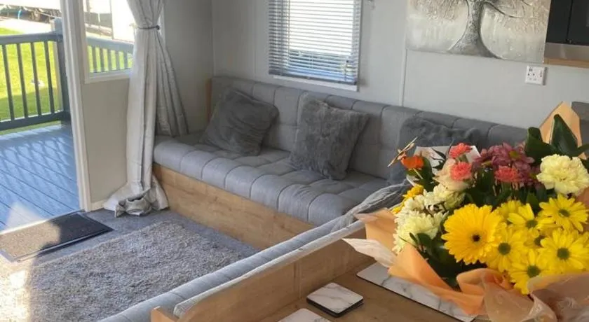 Modern 3 bedroom caravan near the beach - Image 1