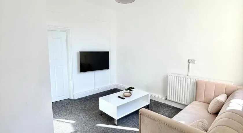 Private Apartment Free parking Gatwick Airport - One bedroom- One sofa Bed - Image 1