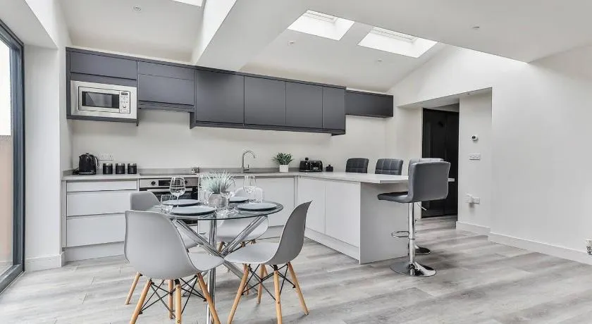 Spacious, Modern 2 bed Apartment with ensuites - Image 1
