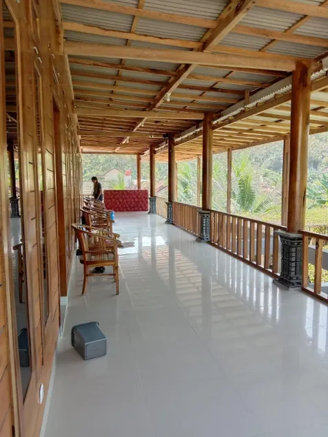 Arrys Watukarung Surfcamp - Image 1