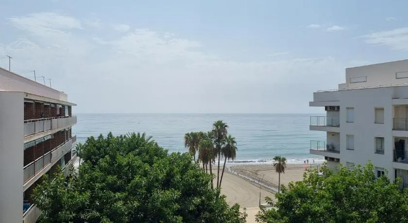 Studio Moderne à Estepona : Face à la Plage et Proche Commerces et Activités - Image 1