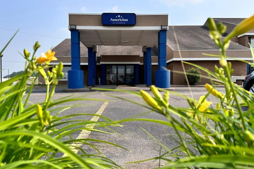 AmericInn by Wyndham Marshfield - Image 1