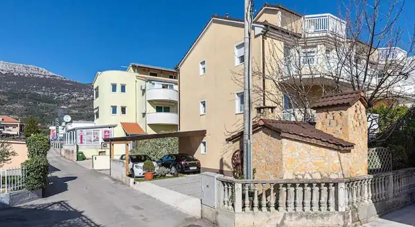Apartments with parking space Kastel Luksic, Kastela - 22071 - Image 1