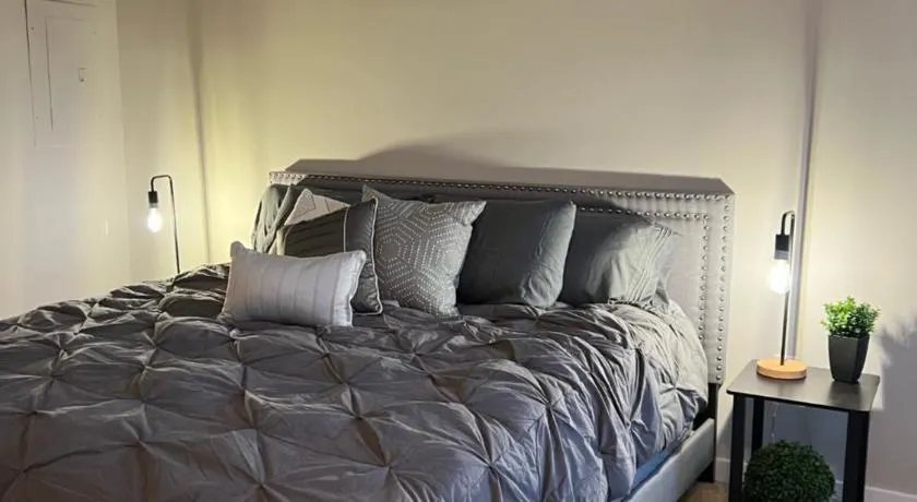 Uptown Townhouse Studio Apartment -WiFi-10 min walk to Spectrum Center - Image 1
