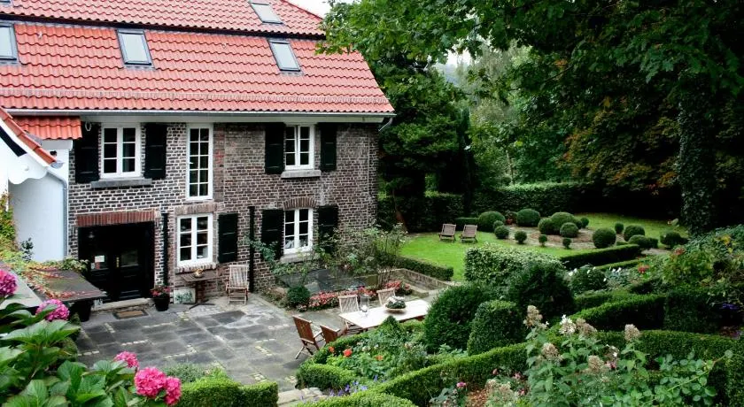 Landhaus in idyllischer, ruhiger Lage und Flughafennähe - Image 1