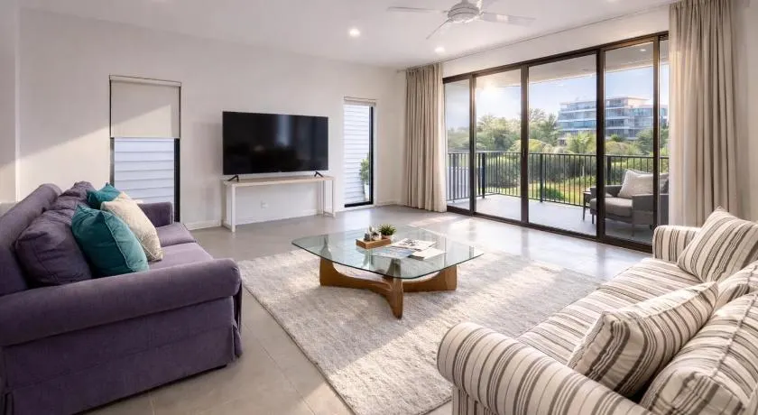 Modern 4BR 3Bath Duplex near Train Station Stylish Comfortable - Image 1