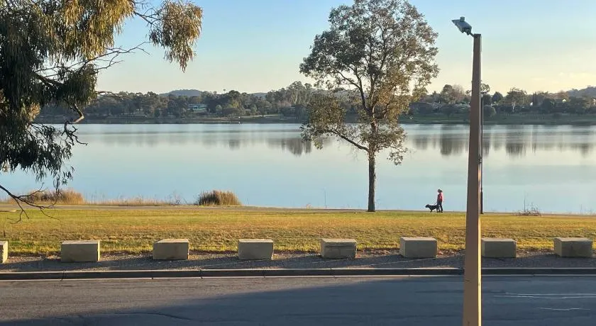 Luxury Lake Front Living - Image 1