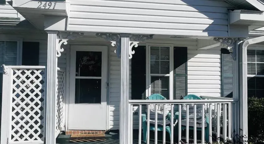 Charming 2 bdr 1 bath home fenced byard N Pensacola Pet Friendly Close to bases - Image 1