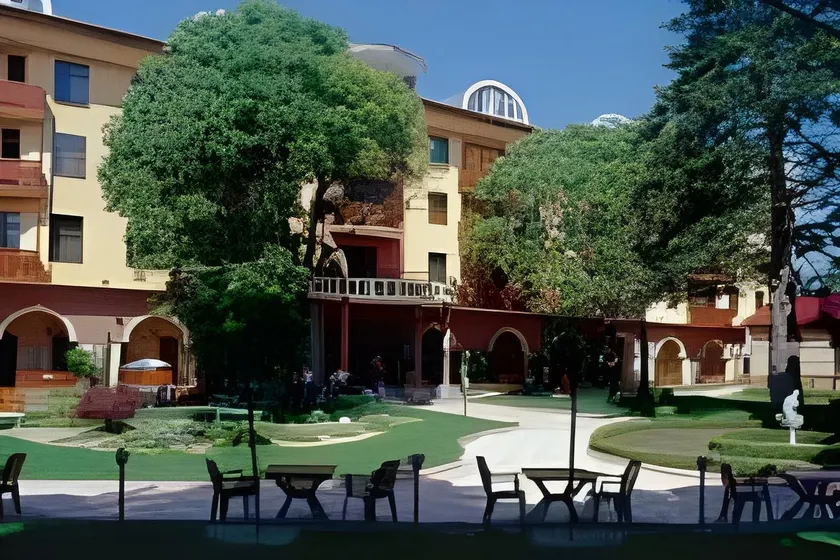 Hotel Estreya Palace - Image 1