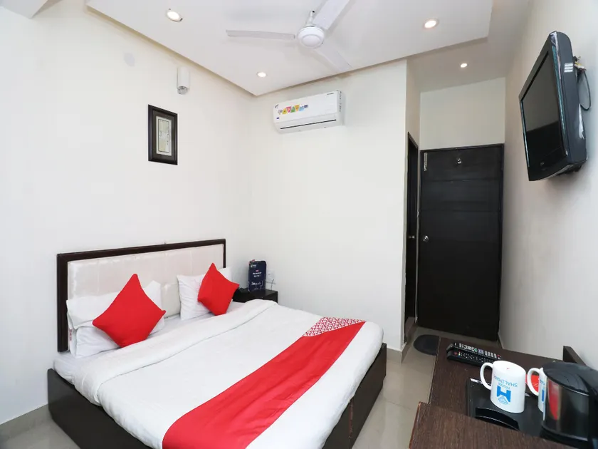 27921 Hotel Shalimar - Image 1