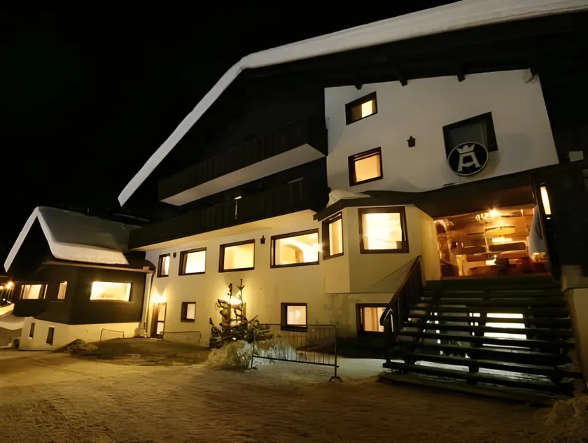 Alexander Charme Hotel - Image 1