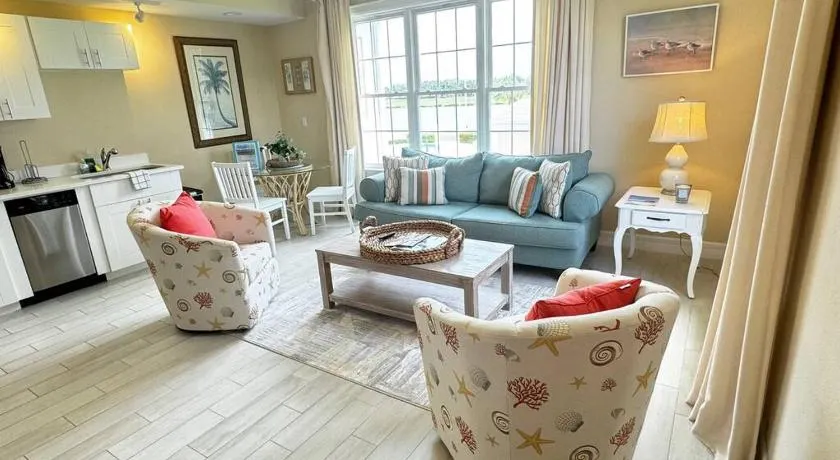 Windsor Lodge Unit 20, studio, 1BR 1BA close to the beaches, pool access - Image 1