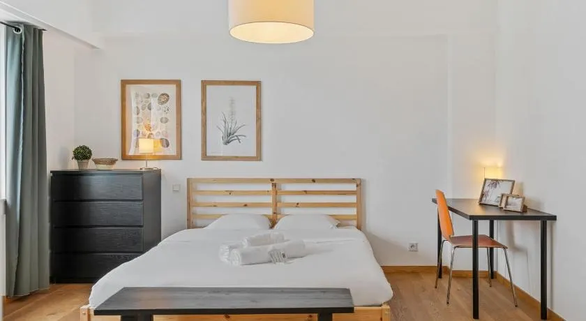Central Lux 2BR Apt with City Views & Balcony - Image 1