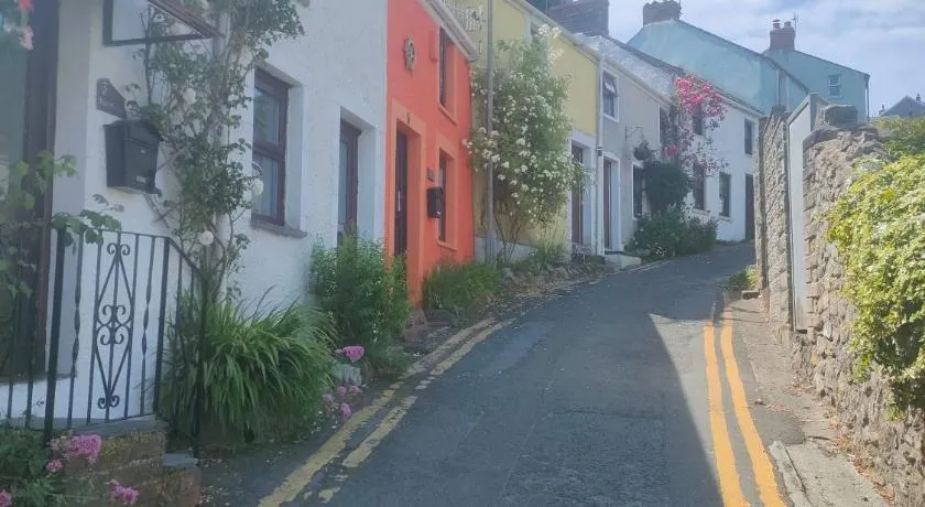 Fishermen's cottage with log burner, 2 bathrooms & sea views from garden terraces - Image 1