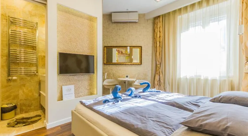Chain Bridge Studio Apartment - Image 1