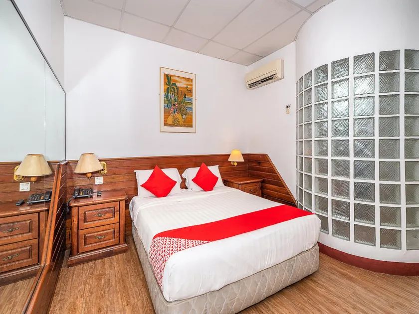 OYO 89864 Hotel Holiday Park - Image 1