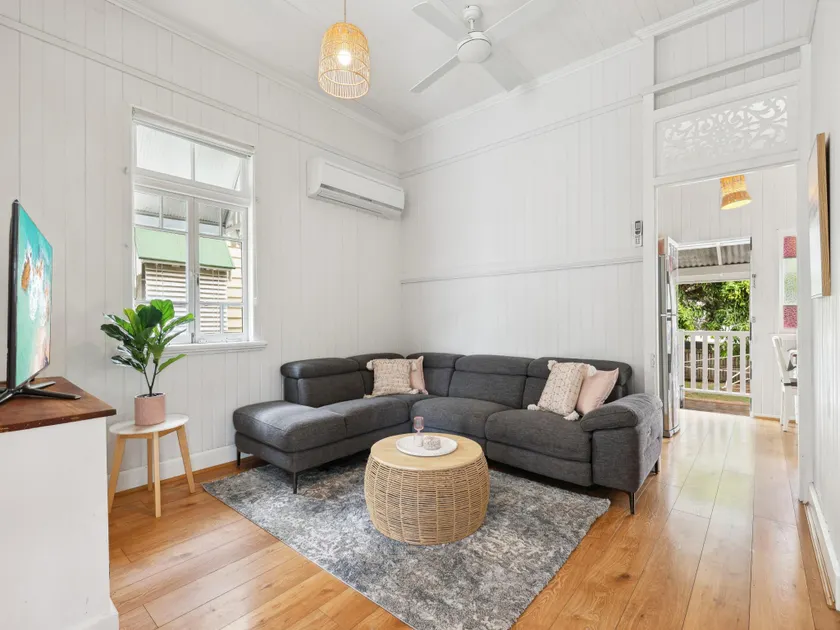 Tranquil 3-Bed Family Home with Spacious Backyard - Image 1