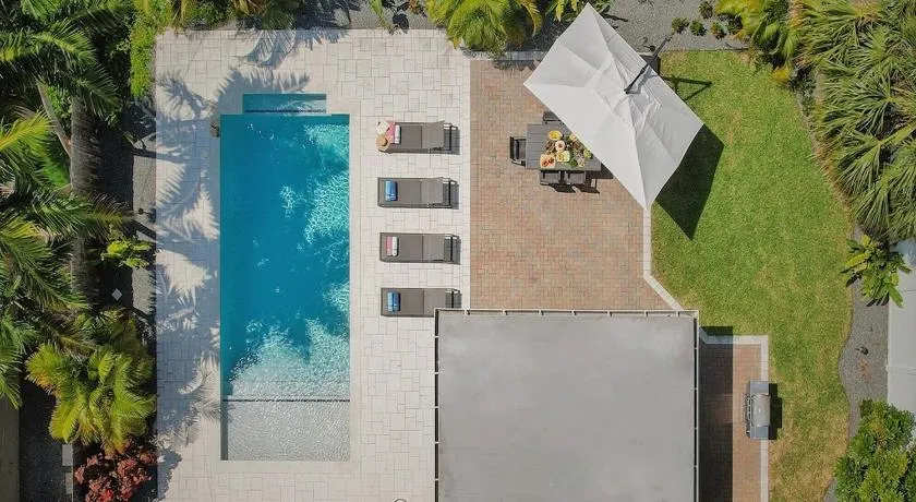 The Zen Den - Heated pool - One mile to heart of The Drive - Image 1