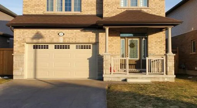 4 BD Family Retreat - Basement not Included - Image 1